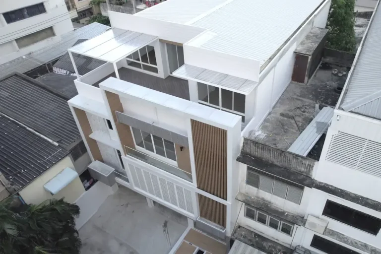 P068 รีโนเวทอาคารพาณิชย์ ย่านอ่อนนุช · ภายนอกและดาดฟ้า