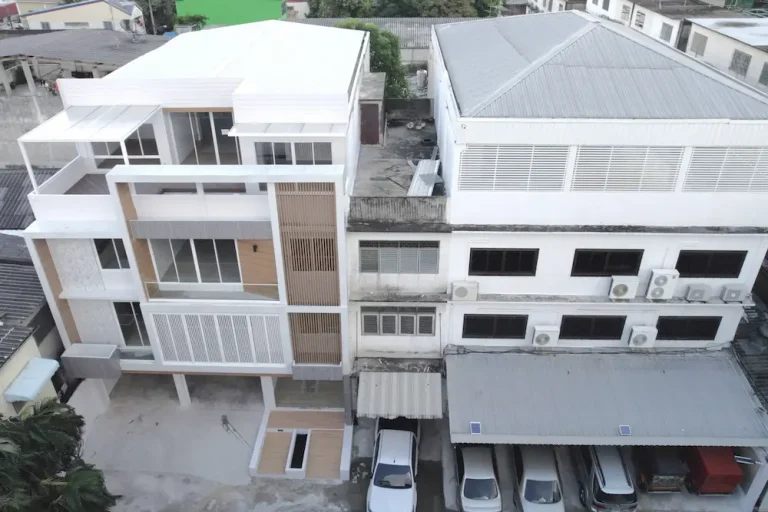 P068 รีโนเวทอาคารพาณิชย์ ย่านอ่อนนุช · ภายนอกและดาดฟ้า