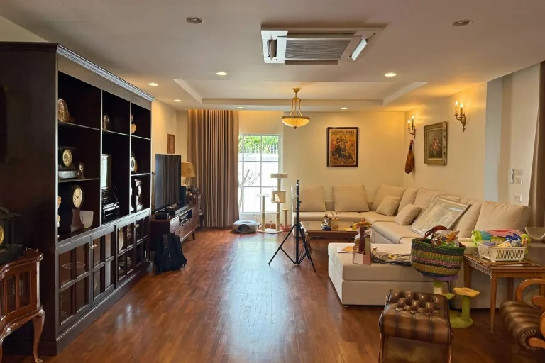 P070 รีโนเวทบ้านเดี่ยว ย่านสายไหม · ห้องรับแขกและนั่งเล่น
