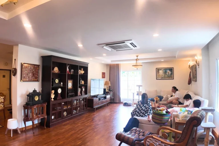 P070 รีโนเวทบ้านเดี่ยว ย่านสายไหม · ห้องรับแขกและนั่งเล่น