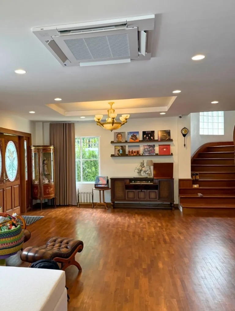 P070 รีโนเวทบ้านเดี่ยว ย่านสายไหม · ห้องรับแขกและนั่งเล่น