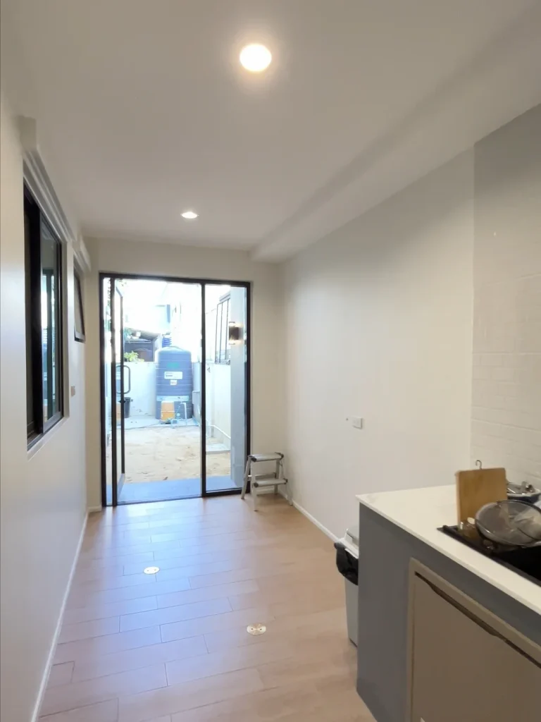 P071 ต่อเติมครัวหลังบ้าน พร้อมหลังคากันแดด บ้านสวยน่าอยู่ขึ้นทันตา